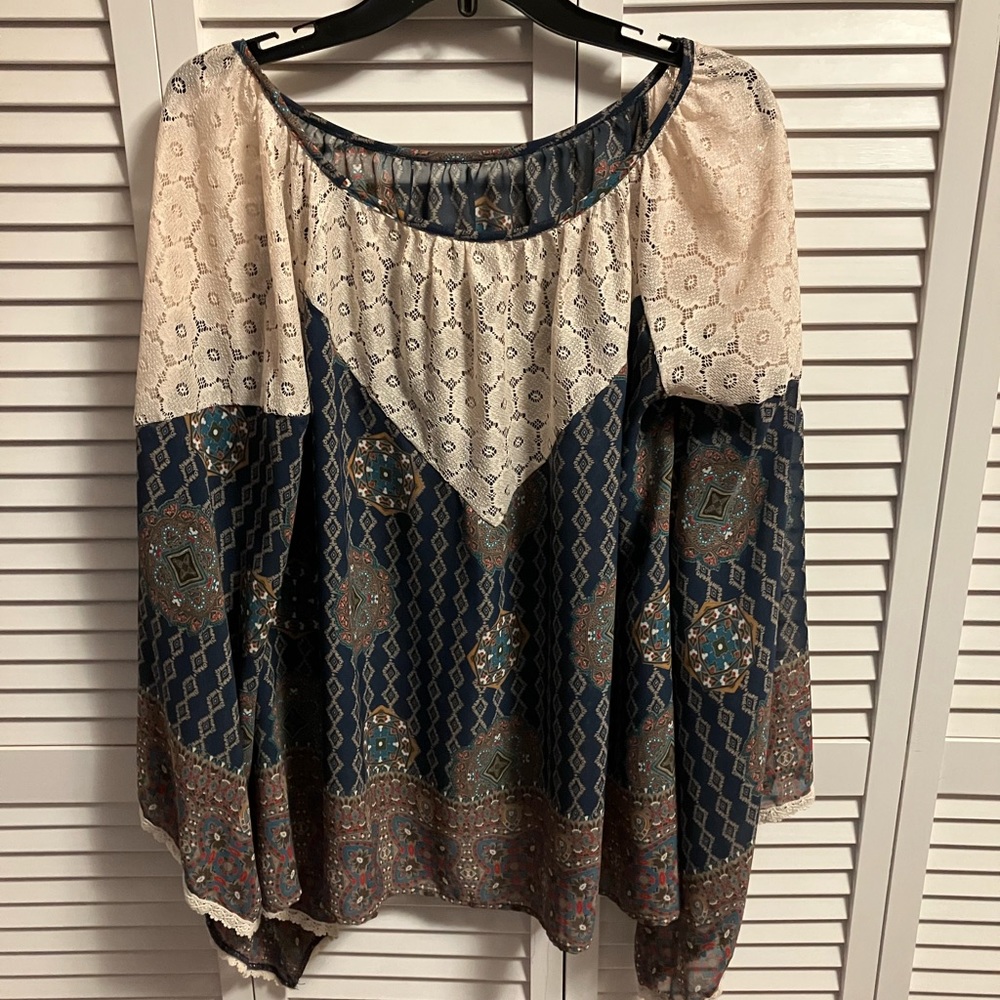 Stunning 2tee Couture Blouse bell sleeves NWOT